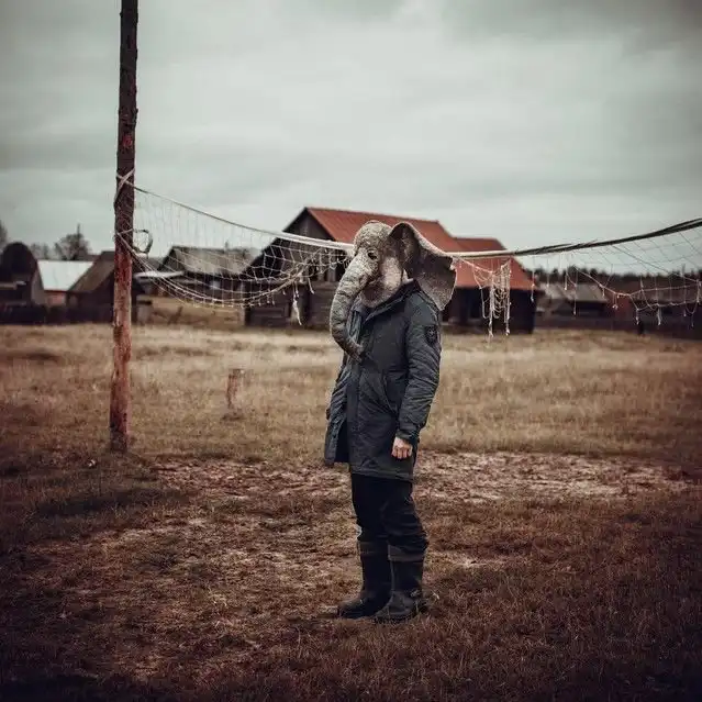 «Пьяный хобот»: человек в маске слона фотографируется в грустных местах России