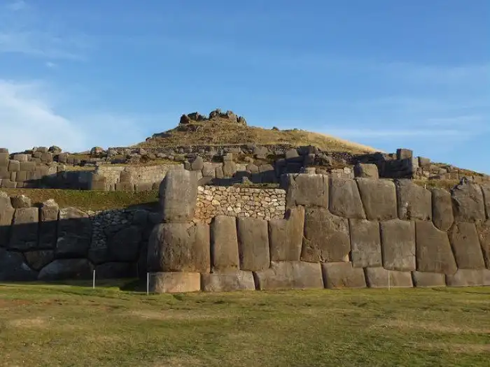 Крепость инков Саксайуаман - одно из самых древних зданий на планете