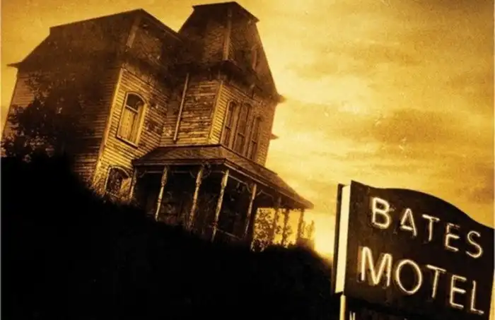 15 самых пугающих домов в фильмах ужасов