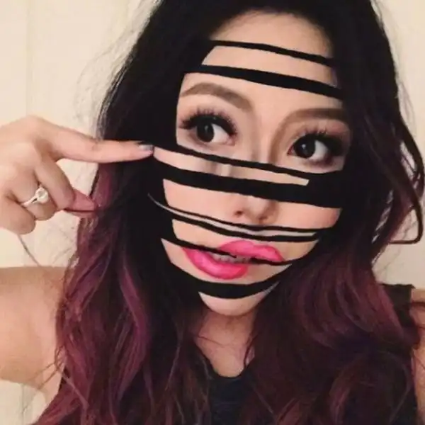 Зрелищные иллюзии на лице девушки-визажиста