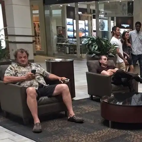 Фотографии уставших мужчин в торговых центрах