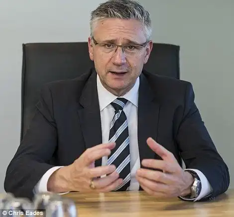 Швейцарские богачи предпочли заплатить огромный штраф, но не пустить к себе мигрантов