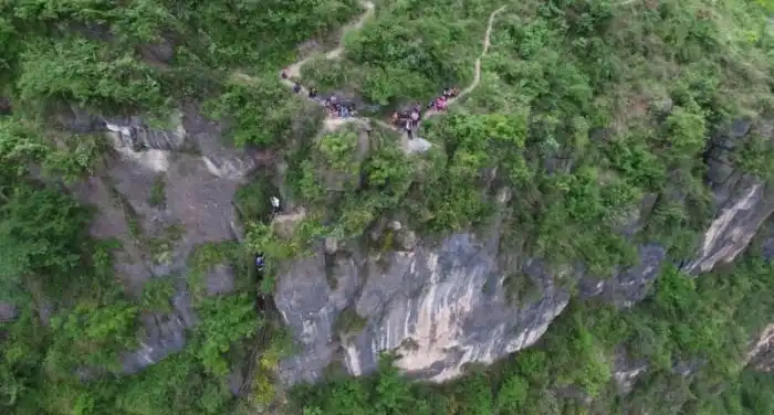 Власти Китая построили металлическую лестницу в горах для деревенских школьников