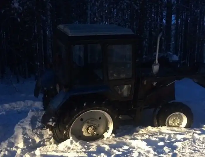 Пьяный подросток на угнанном тракторе пытался столкнуть в кювет автомобиль ДПС
