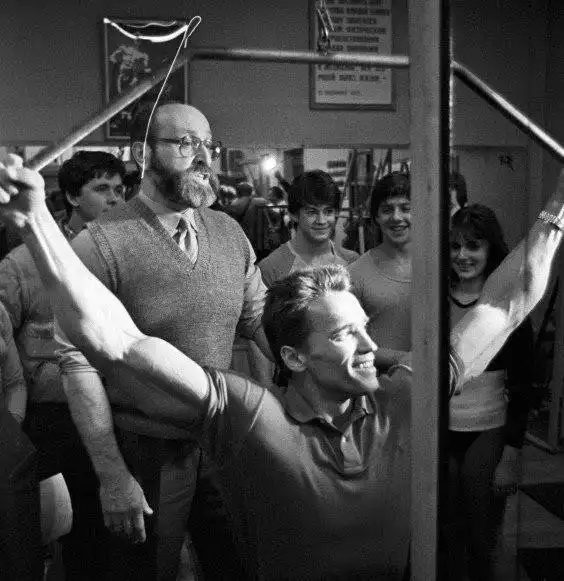 "Юрию Власову, моему идолу, с любовью и поклоном. Арнольд". В День рождения тяжелоатлета