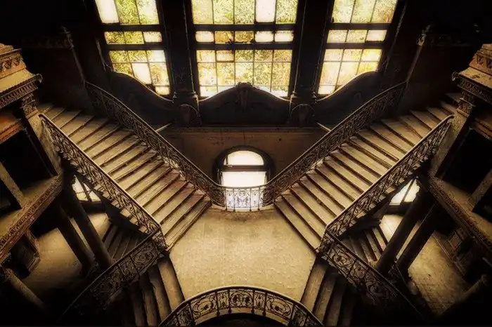 7 самых потрясающих заброшенных замков мира