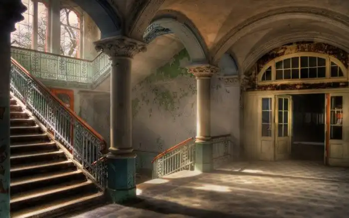 7 самых потрясающих заброшенных замков мира