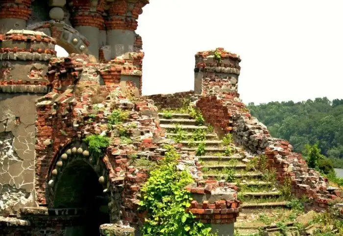 7 самых потрясающих заброшенных замков мира