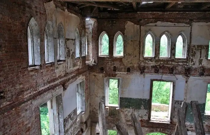 7 самых потрясающих заброшенных замков мира