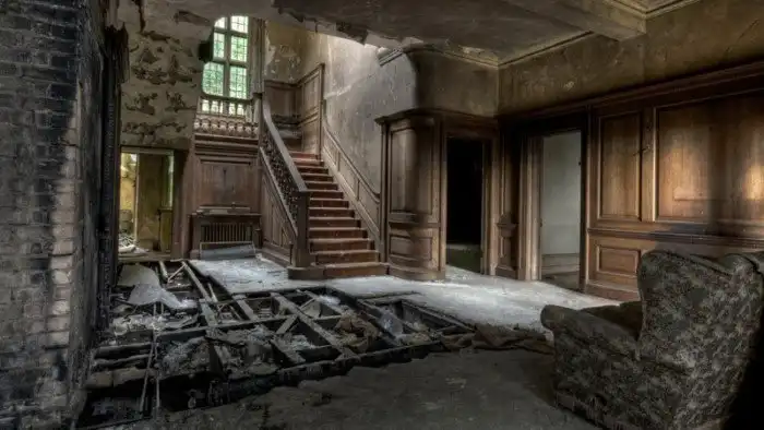 7 самых потрясающих заброшенных замков мира