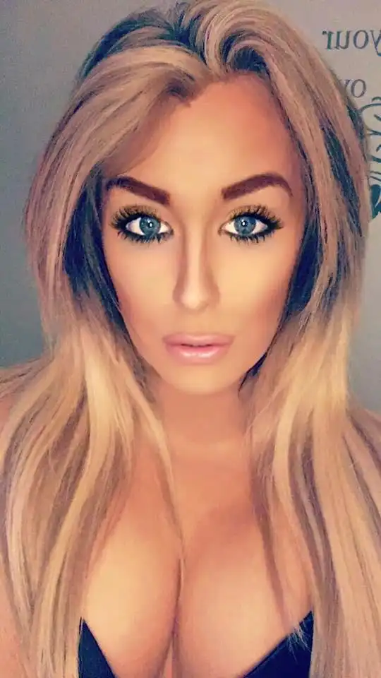 Английское быдло обижает красотку!