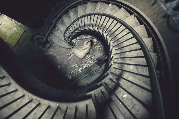 Сказочные и страшные картинки — заброшенные интерьеры, обнаженная натура и чьи-то сны