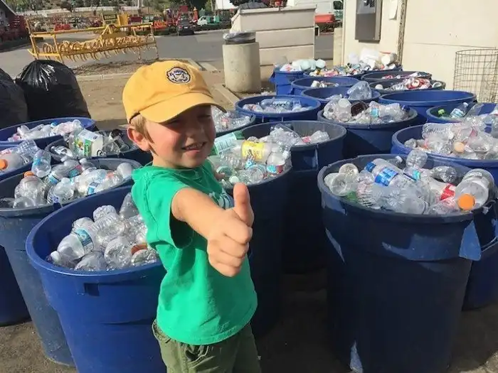 7-летний мальчик собрал деньги на колледж благодаря своей кампании по сбору утильсырья