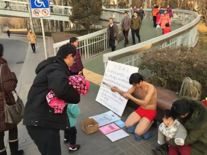 Отчаянный отец просил прохожих ударить его за $1,5 ради спасения сына