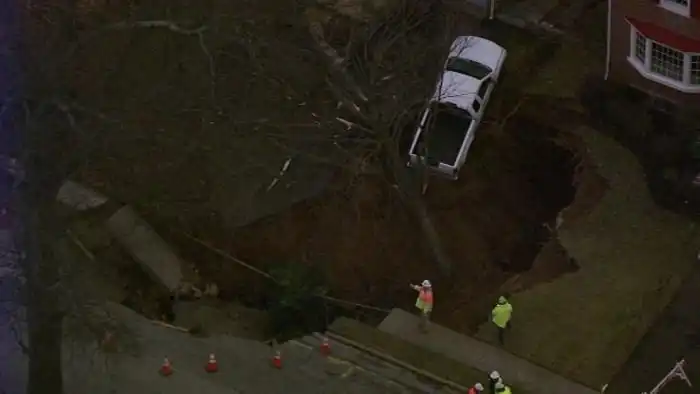 Огромный провал во дворе дома в штате Пенсильвания