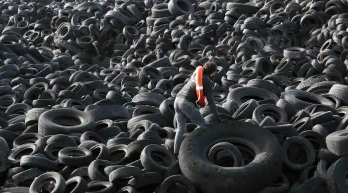 Крупнейшая в мире свалка покрышек находится в Кювейте
