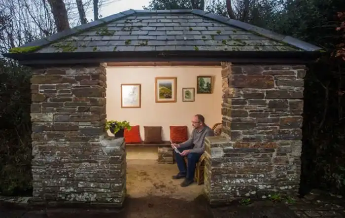 В британской деревне появилась «самая уютная в мире» автобусная остановка