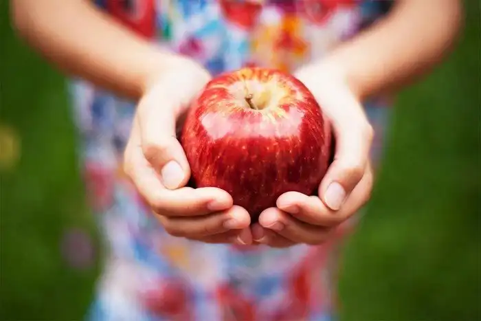 Необычного применение обычного яблока в быту