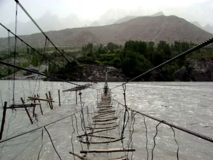 Самые экстремальные и угрожающие мосты мира