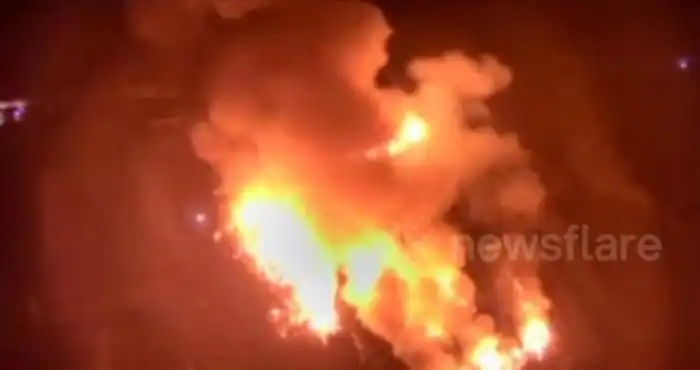 Пожар на китайской парковке уничтожил 6000 автомобилей