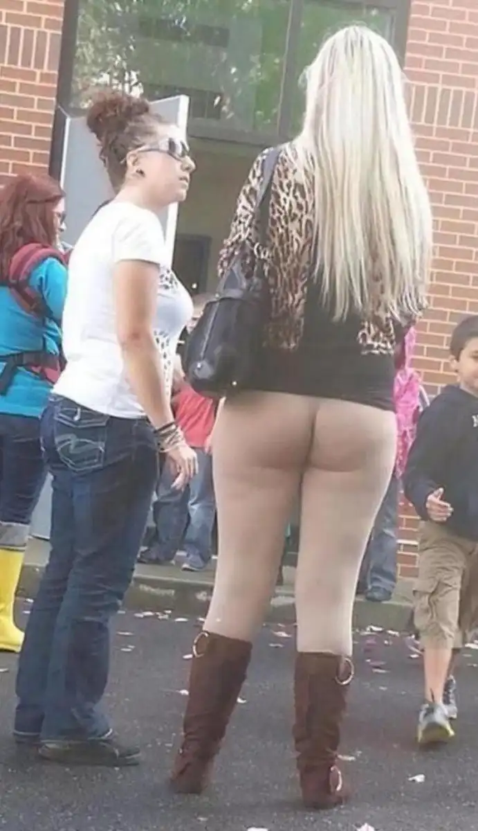 Запахло весной: девушки в леггенсах