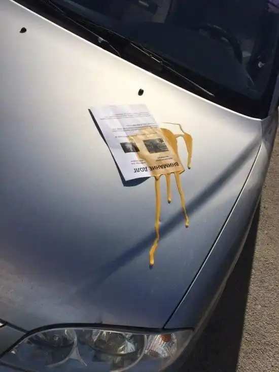 В Тюмени коллекторы облили краской случайные автомобили во дворе должника