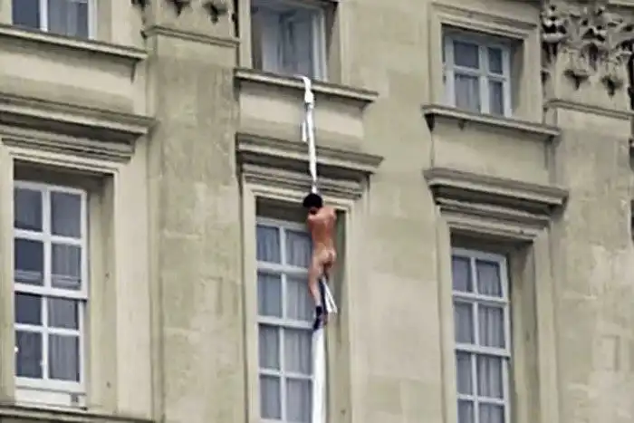 А из нашего окна тётя голая видна! Чего только не увидишь, выглянув в окно утром