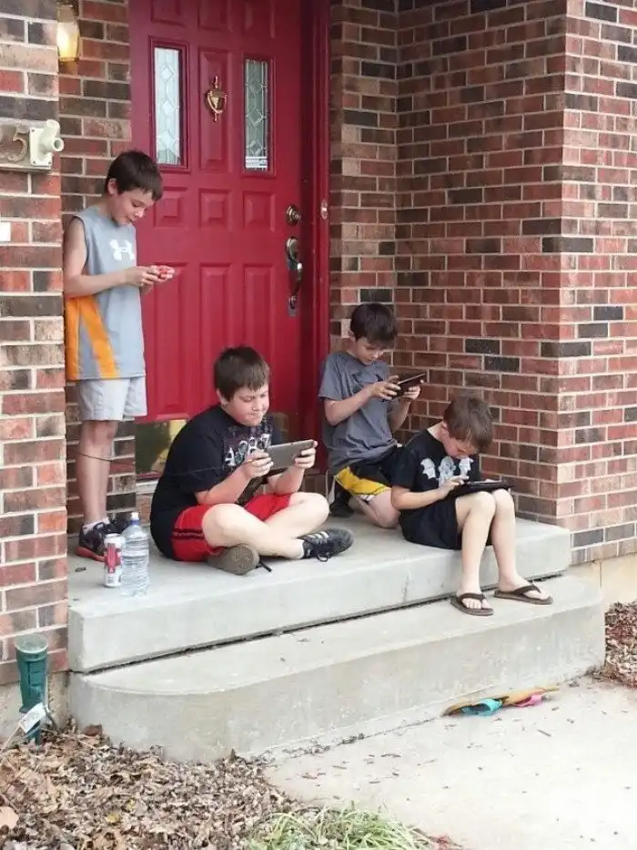 Когда мама сказала оторваться от компьютера и идти поиграть на улице