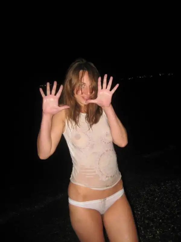 Девушки в мокрой одежде