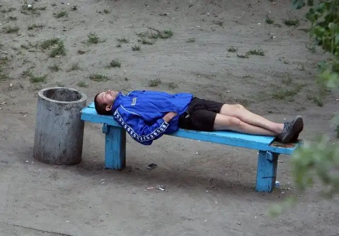 Из жизни лавочек, скамеек, и других аксессуаров российских дворов