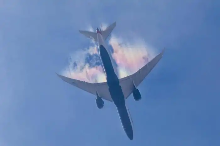 Редкая радуга в небе над самолетом