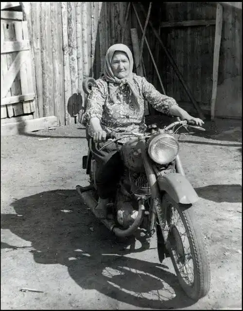 Мотоцикл на деревне наипервейший помощник