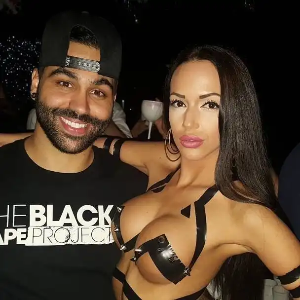 Девушки в нарядах из клейкой ленты