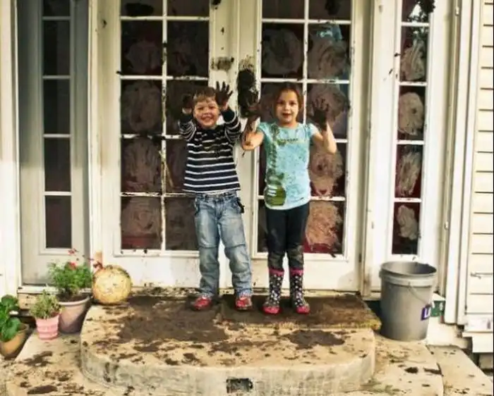 Дети проказничают