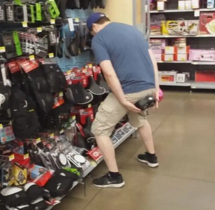 Зачем на самом деле девушки заходят в примерочные магазинов