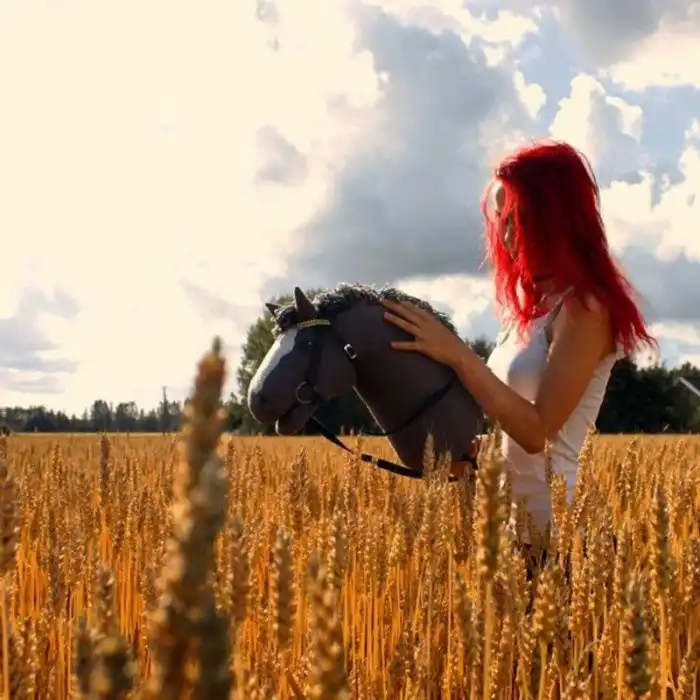 Лошадь на палке — новый безумный вид спорта финских девушек