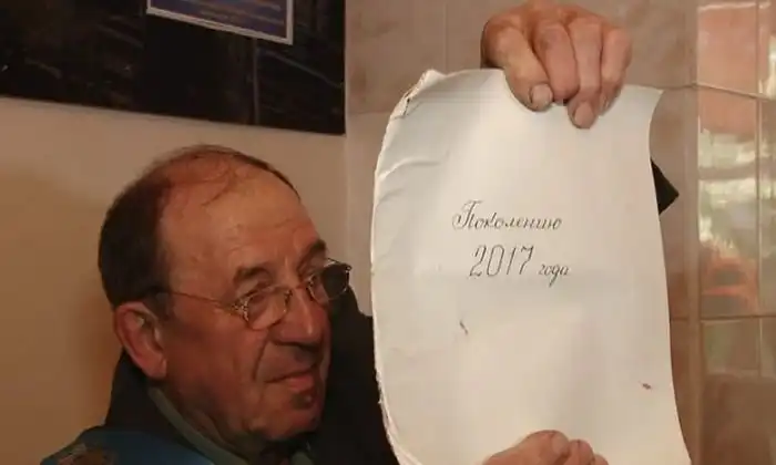 В Казахстане выпускники вскрыли капсулу времени с посланием 50-летней давности