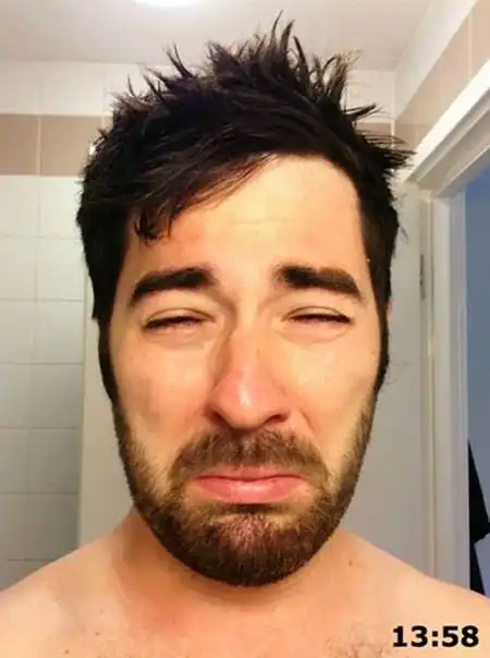 Парень выбрал неудачный момент, чтобы сбрить бороду