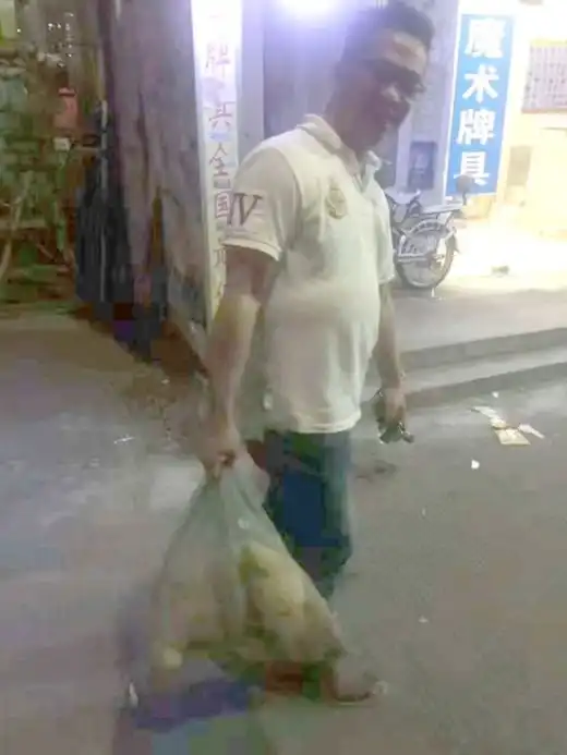 Китаец спас собаку, продававшуюся на убой