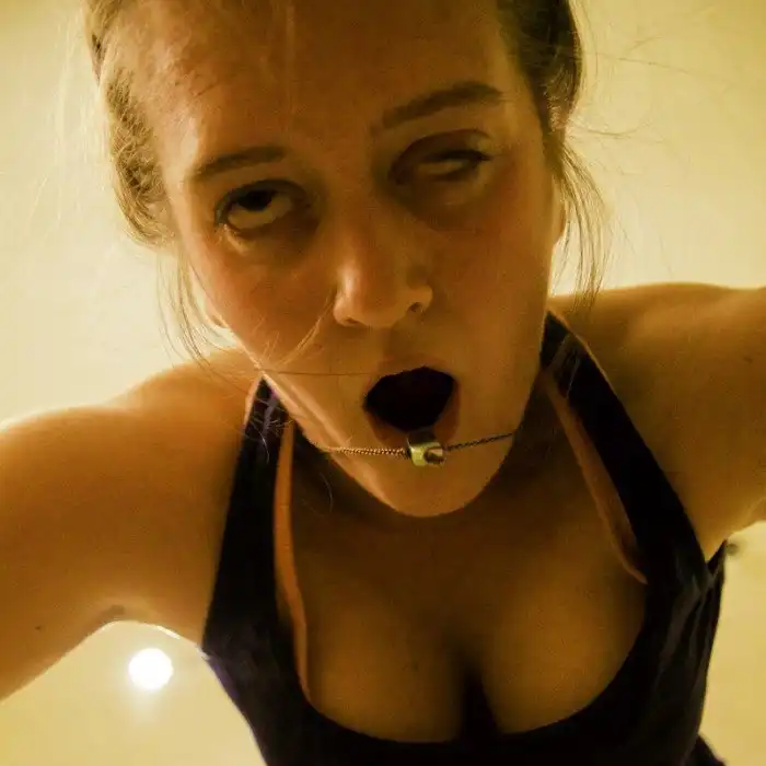 Реальные лица во время занятия йогой