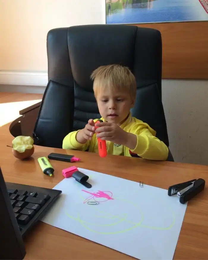 Я сегодня взял ребенка на работу: директор предложил премию, чтобы я увел его обратно