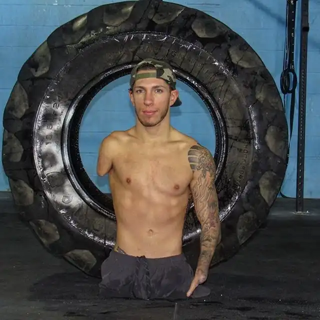 Американец без ног и руки увлекся бодибилдингом