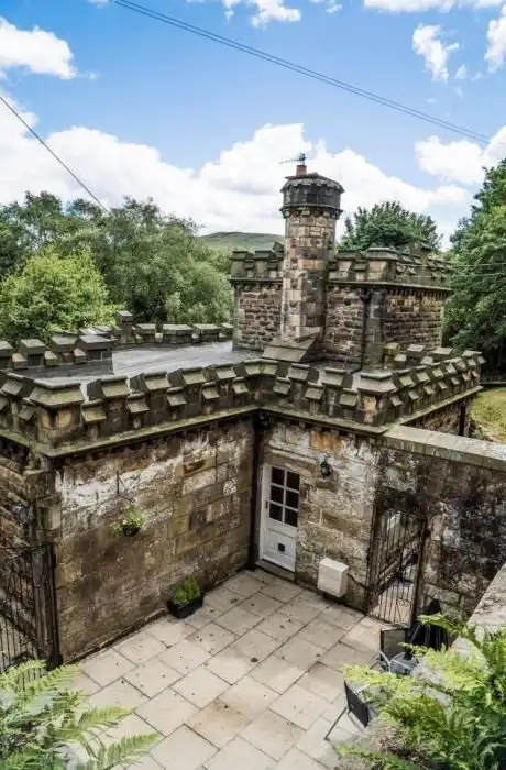 В Великобритании продается минизамок XIX века