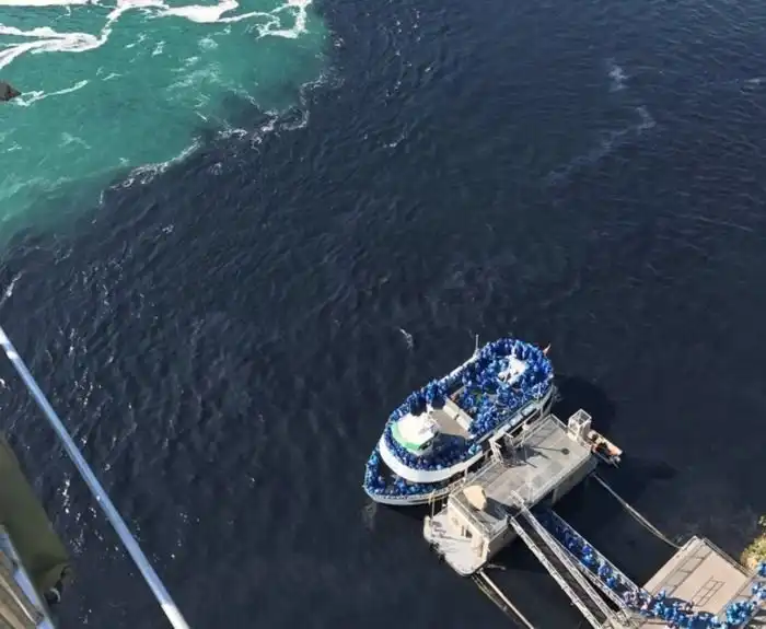 Вода в Ниагарском водопаде приобрела черный цвет