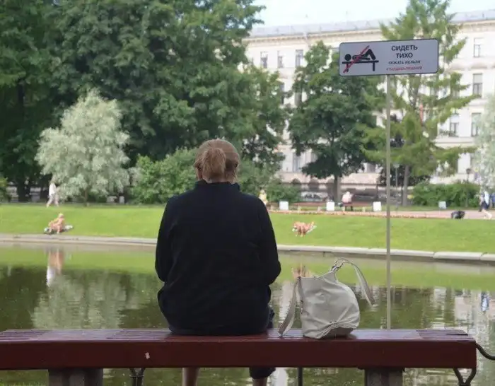 Необычные дорожные знаки, которые призывают к действию, но непонятно к какому