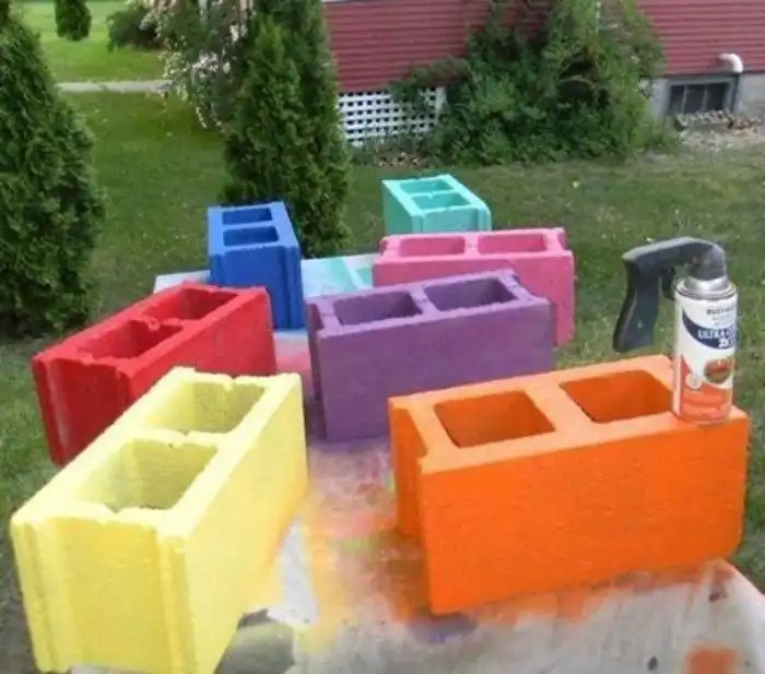 Сразу и не догадаешься, что сделал этот мужчина из обычных шлакоблоков. Гениально!