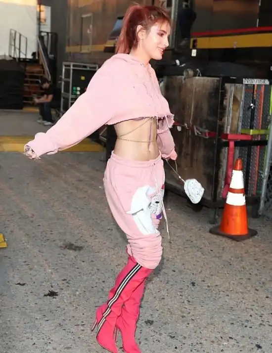 Актриса Белла Торн в обрезанной толстовке