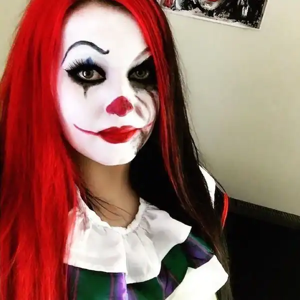 Девушки в образе клоуна Пеннивайза из фильма «Оно»