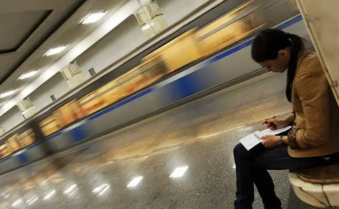 Милые девушки в российском метро