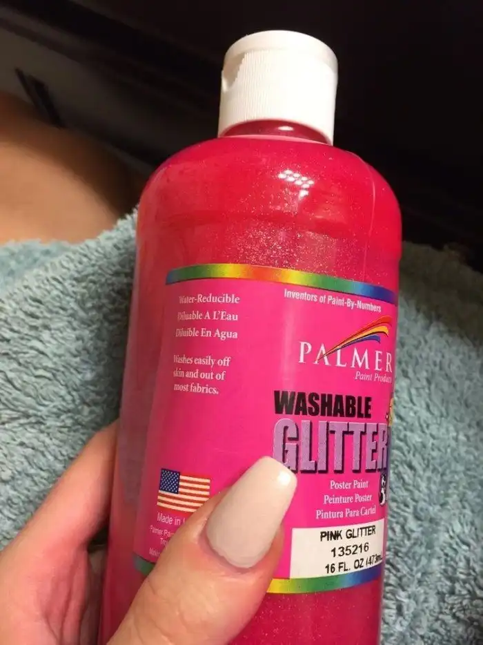 Девушка намазала лицо розовой "смывающейся" краской, но после смывки её ждал сюрприз